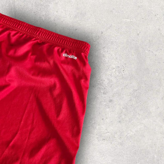 Adidas Red Sports Shorts בצבע אדום