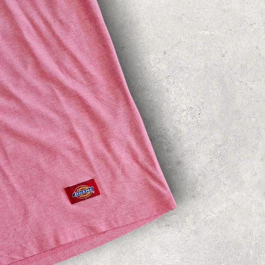 Dickies Pink Logo Tee - Medium חולצת טי של דיקיס עם לוגו ורוד, מידה M