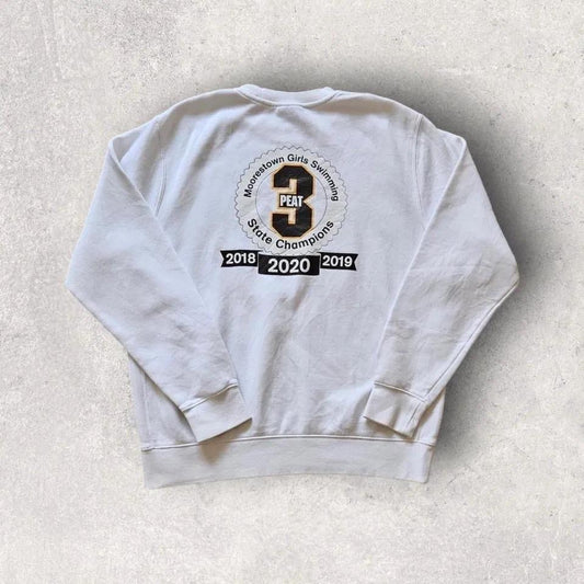 סווטשירט נייקי לבן במידה S עם סימנים קלים וכתם קטן בתחתית