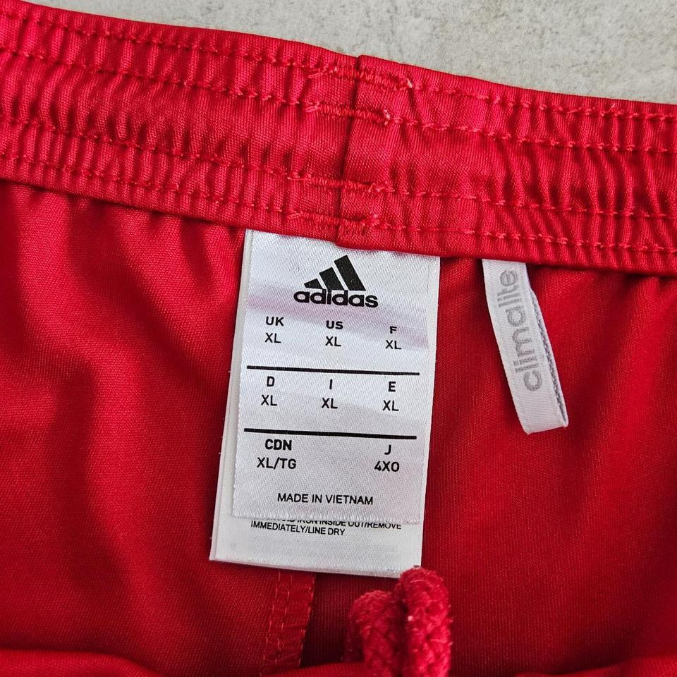 Adidas Red Sports Shorts בצבע אדום