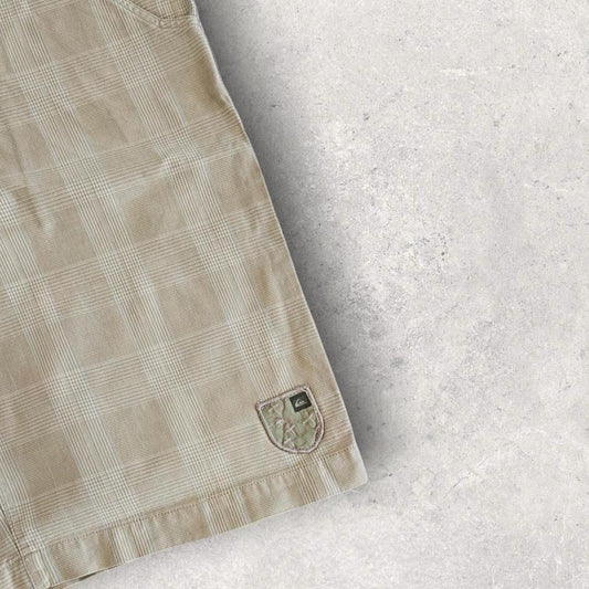 Vintage Quiksilver Cream Jorts במצב טוב מאוד עם סימן קטן מקדימה