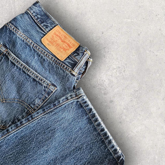 Levi’s 501 Navy Jeans – 33x34 עם כתם צבע קטן בחז