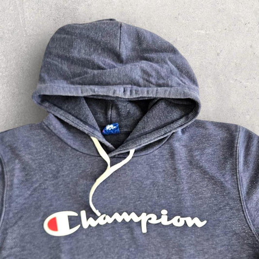 קפוצ’ון Champion כחול קלאסי עם לוגו, מידה L לגברים, במצב טוב מאוד עם דהייה קלה בלבד.