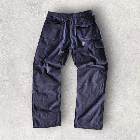 Dickies Navy Double Knee Workwear Pants בצבע כחול נייבי, מידה W34, מותג Dickies, עם חיזוקי ברכיים כפולים וכתמי צבע בגב וקטן מקדימה.