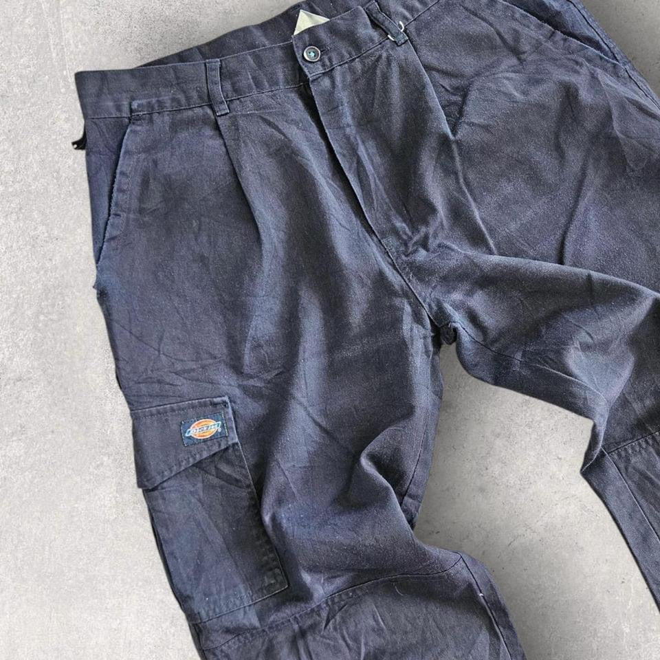 Dickies Navy Double Knee Workwear Pants בצבע כחול נייבי, מידה W34, מותג Dickies, עם חיזוקי ברכיים כפולים וכתמי צבע בגב וקטן מקדימה.