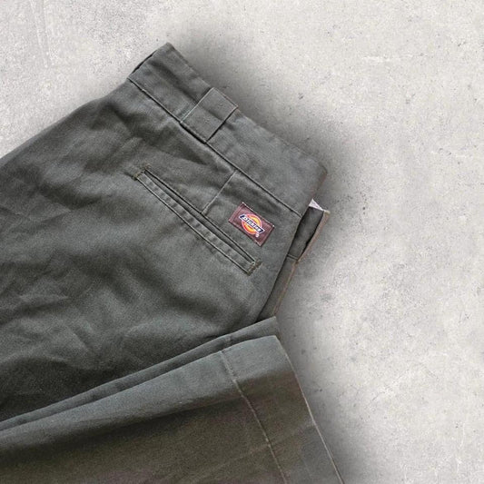 Dickies 874 Green Pants – מכנס עבודה ירוק מקורי של דיקיס במצב טוב עם כתמים קלים. בגדי יד שנייה מהאתר הגדול בישראל