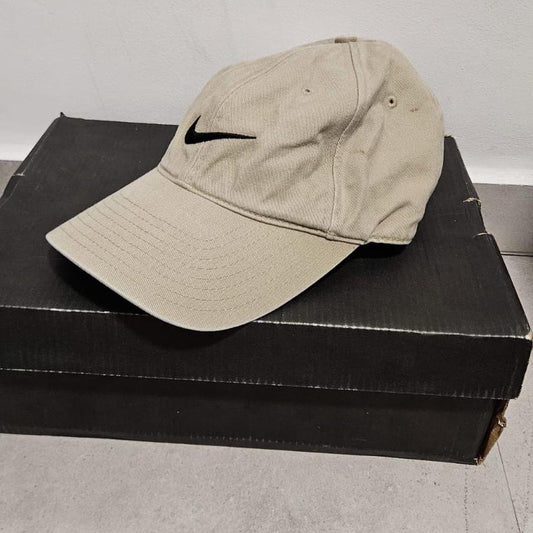 כובע Nike בצבע קרם עם לוגו סוווש