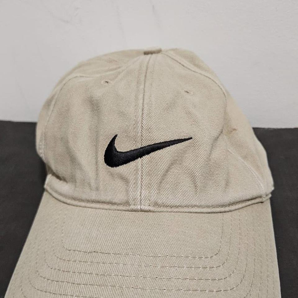 כובע Nike בצבע קרם עם לוגו סוווש