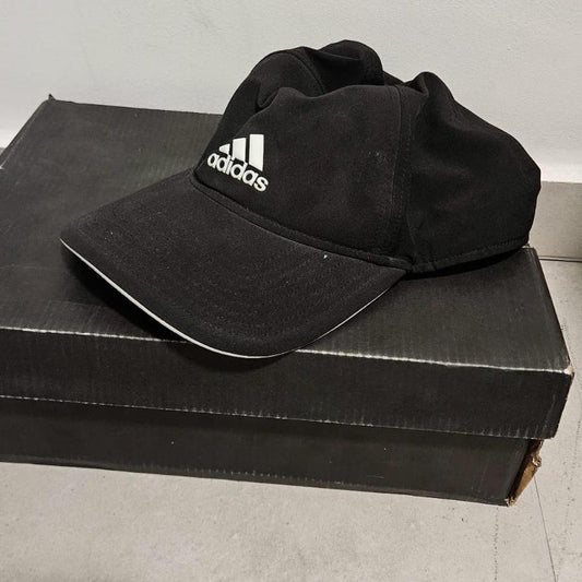 כובע Adidas שחור עם לוגו קדמי