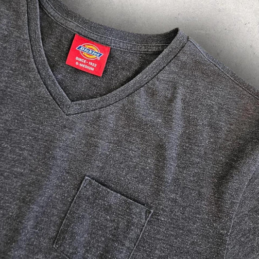 Dickies Grey V-Neck Pocket חולצת דיקיס אפורה עם כיס וי-ניק מידה M