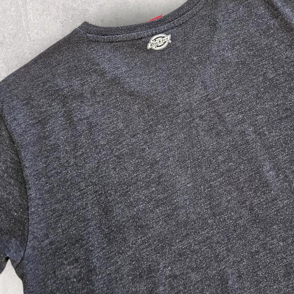 Dickies Grey V-Neck Pocket חולצת דיקיס אפורה עם כיס וי-ניק מידה M