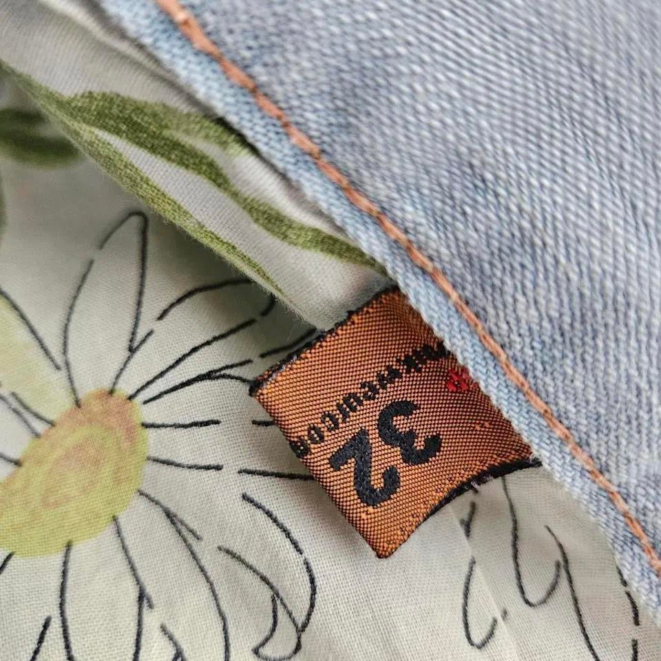 Levi’s 501 Jeans – 32 – נראה מזויף, מידה W32 L107, מצב 8/10 עם כתמים קדמיים.