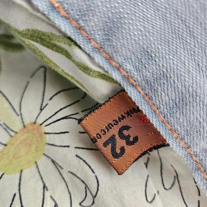 Levi’s 501 Jeans – 32 – נראה מזויף, מידה W32 L107, מצב 8/10 עם כתמים קדמיים.