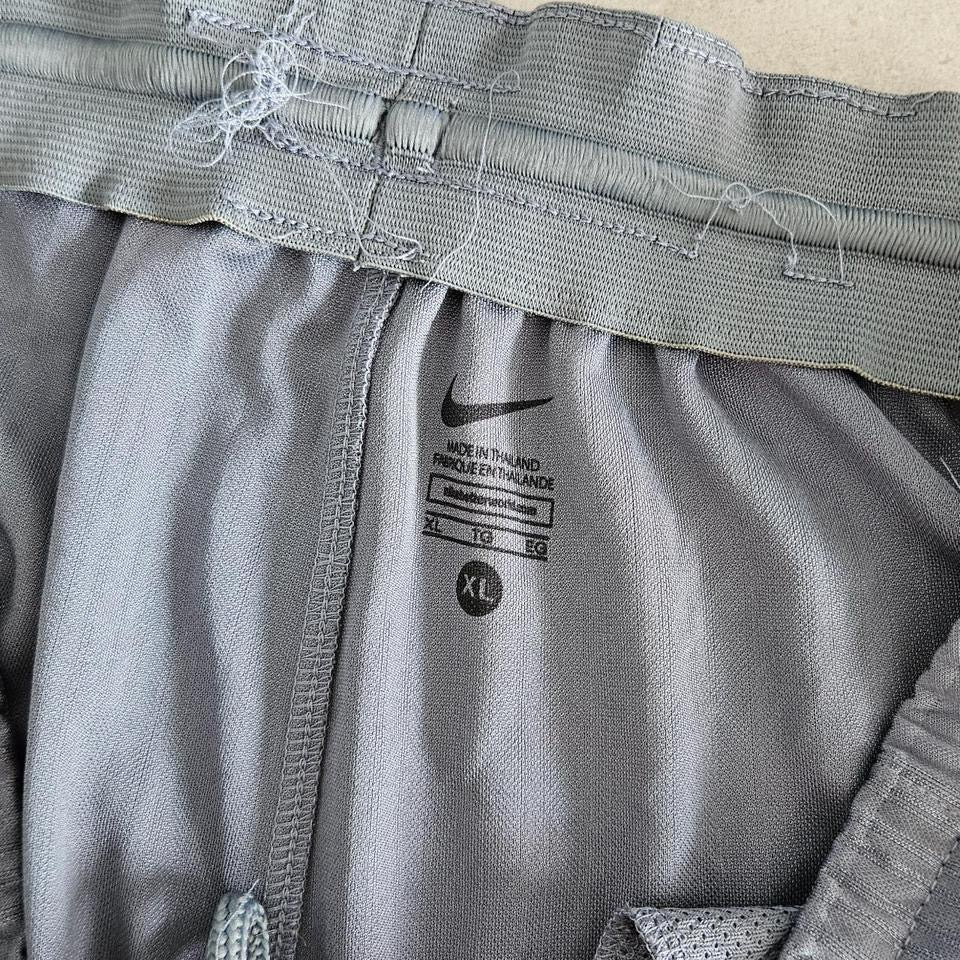 Nike Grey Basketball Shorts בצבע אפור