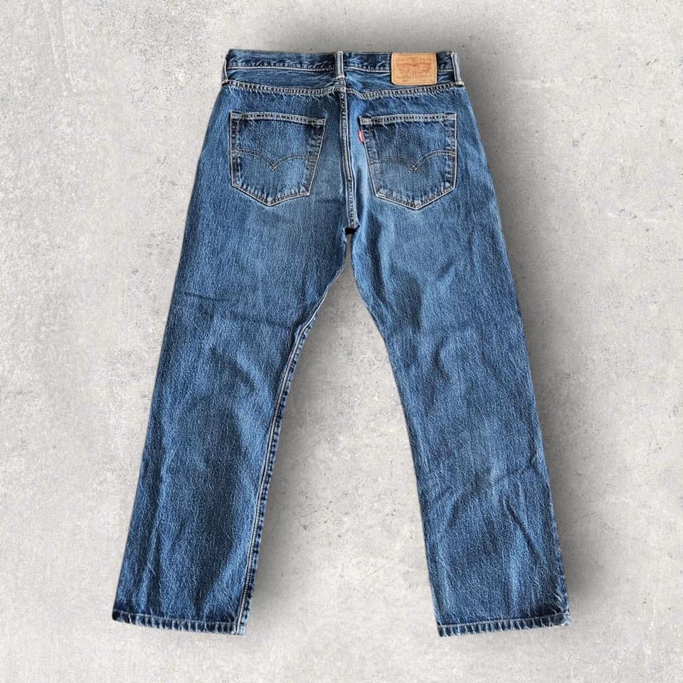 Levi’s 501 Navy Jeans – 33x34 עם כתם צבע קטן בחז