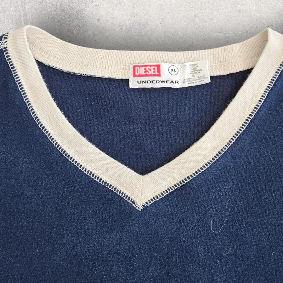 Diesel Classic V-Neck Tee - Small חולצת וי-נק של דיזל, מידה S, מצב 9/10.