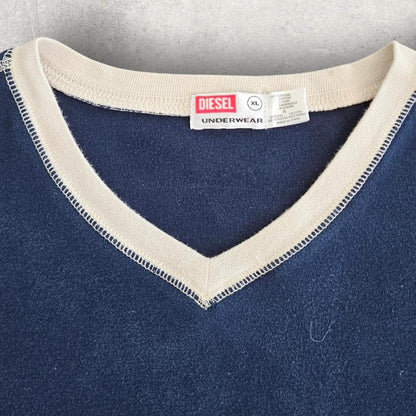 Diesel Classic V-Neck Tee - Small חולצת וי-נק של דיזל, מידה S, מצב 9/10.