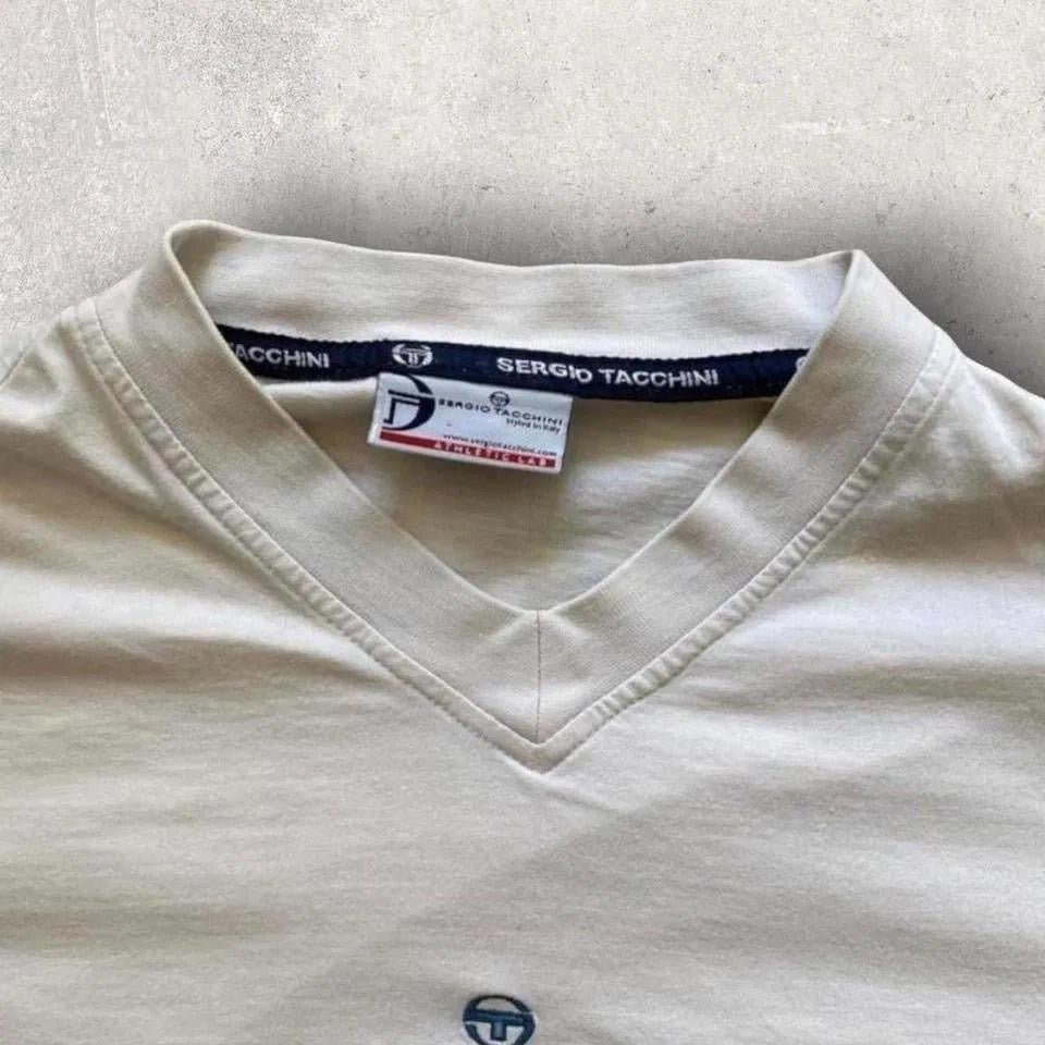 Vintage Sergio Tecchini V-neck Large חולצת וינטאג לבנה/קרם עם לוגו רקום במרכז מידות L