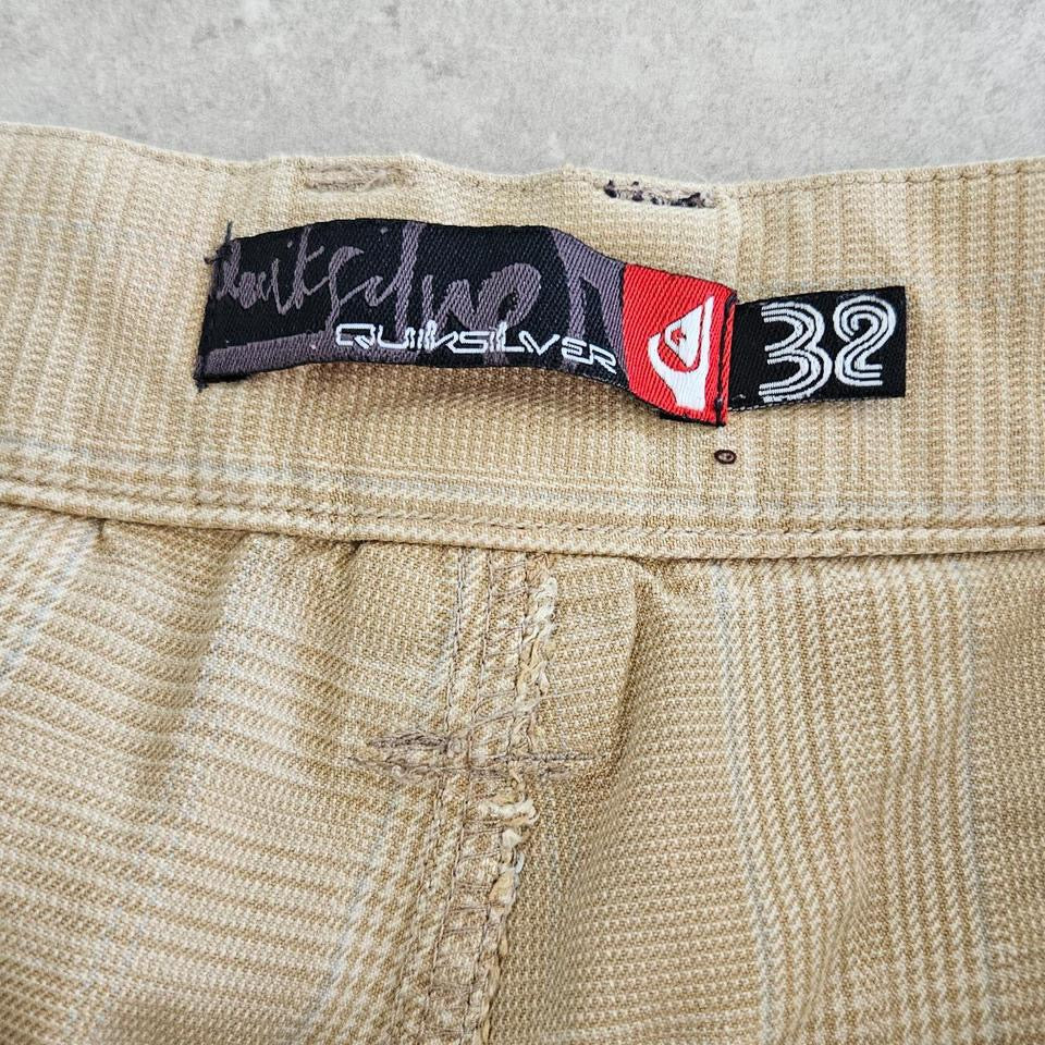 Vintage Quiksilver Cream Jorts במצב טוב מאוד עם סימן קטן מקדימה
