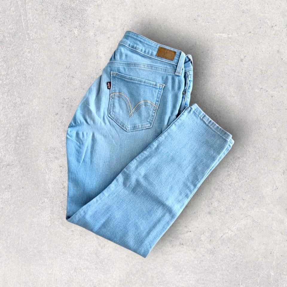 Woman’s Levi’s blue Jeans – W28 בצבע כחול, מידה W28