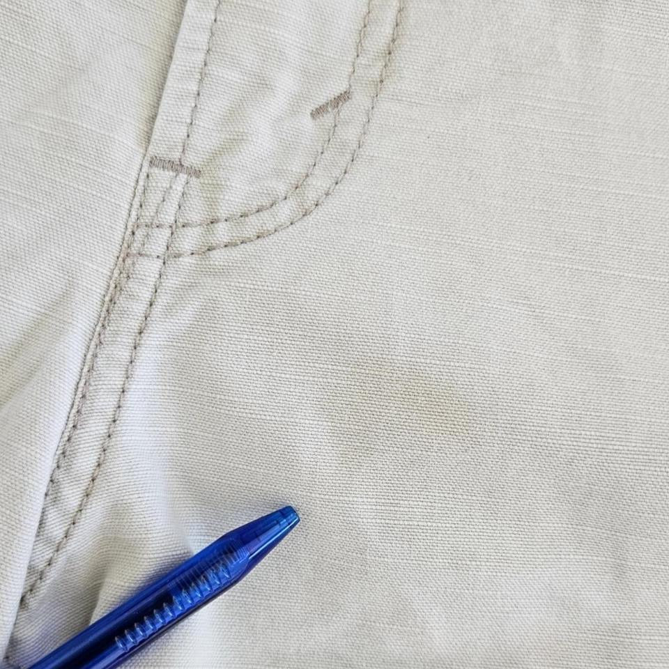 Levi’s Carpenters Jorts במידה W34 עם כתם גדול מקדימה במצב טוב
