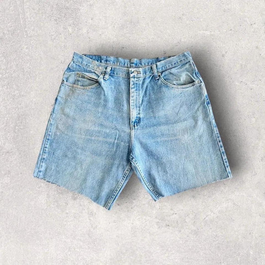 Wrangler short jeans size W38 with many stains front and back