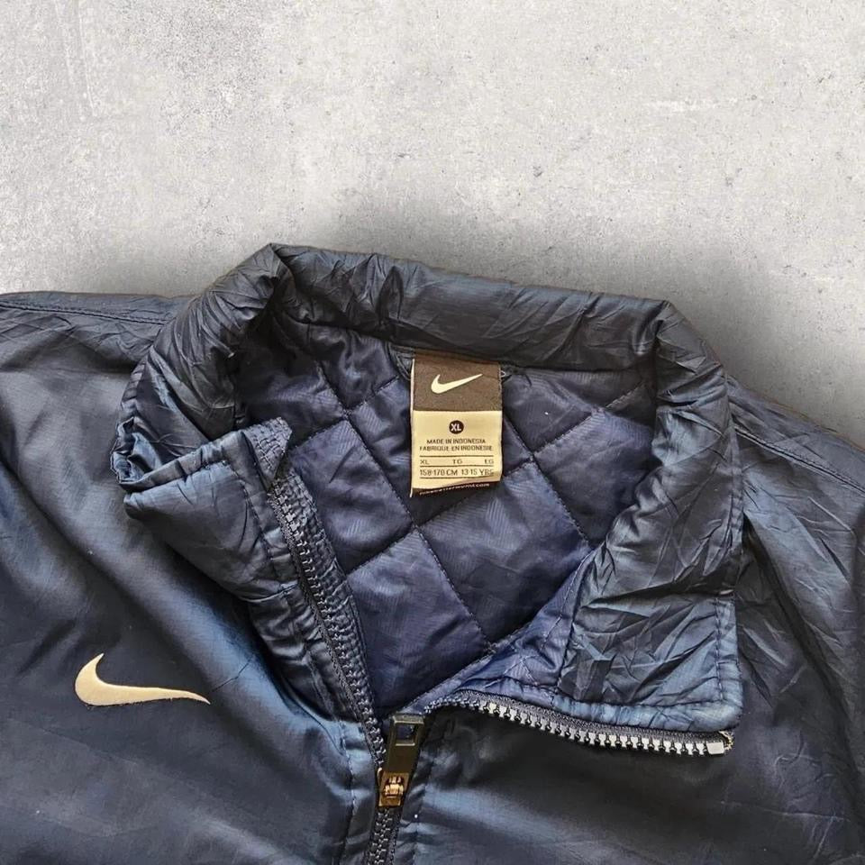Y2K Nike Nylon Puffer Coat - Medium מעיל פוך ניילון של נייק בסגנון Y2K