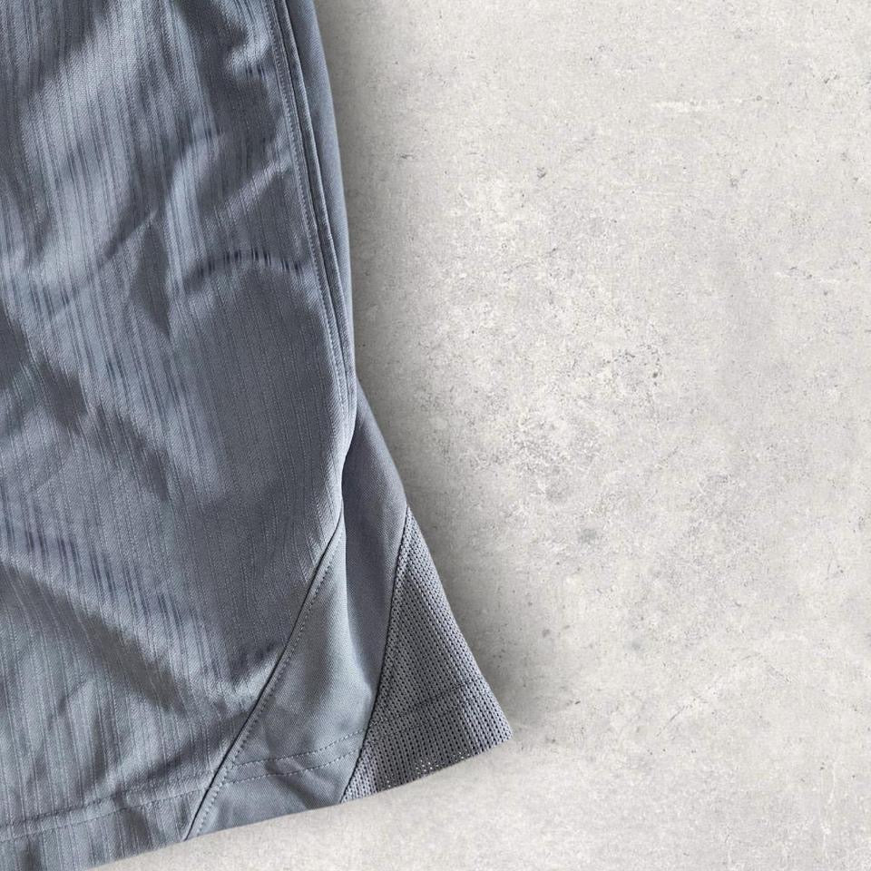 Nike Grey Basketball Shorts בצבע אפור