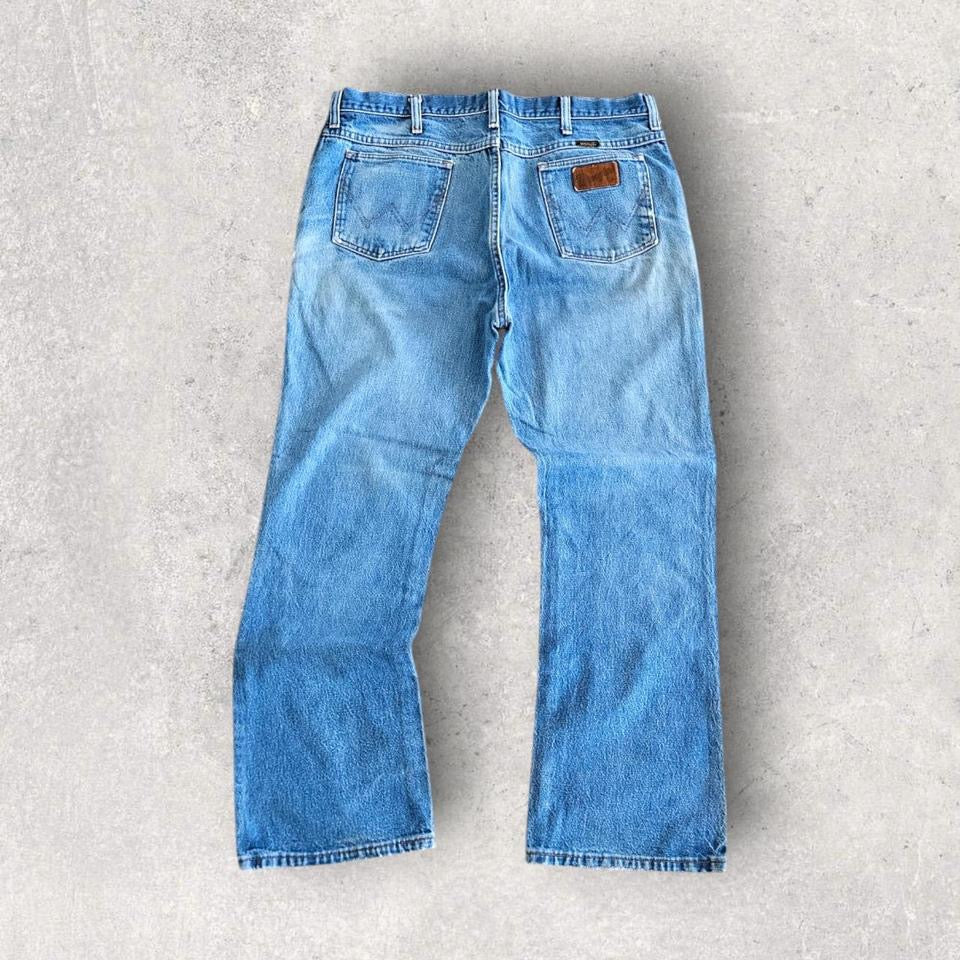 Wrangler Blue Jeans – 36x42 עם סימנים קטנים מקדימה