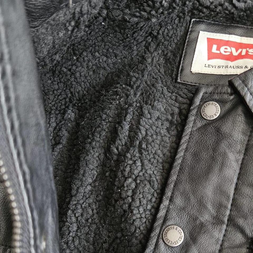 Levi’s black leather jacket large in perfect condition