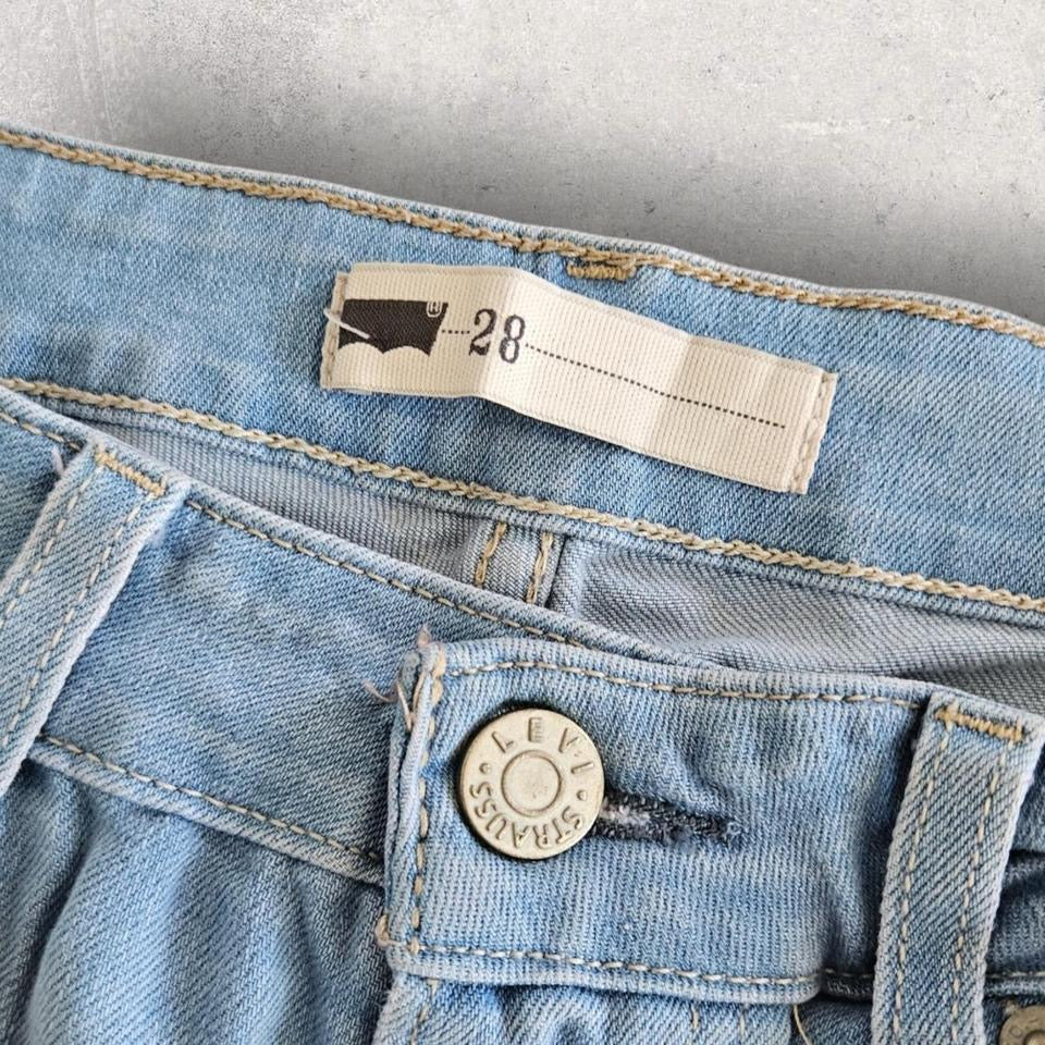 Woman’s Levi’s blue Jeans – W28 בצבע כחול, מידה W28