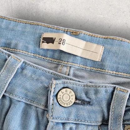 Woman’s Levi’s blue Jeans – W28 בצבע כחול, מידה W28