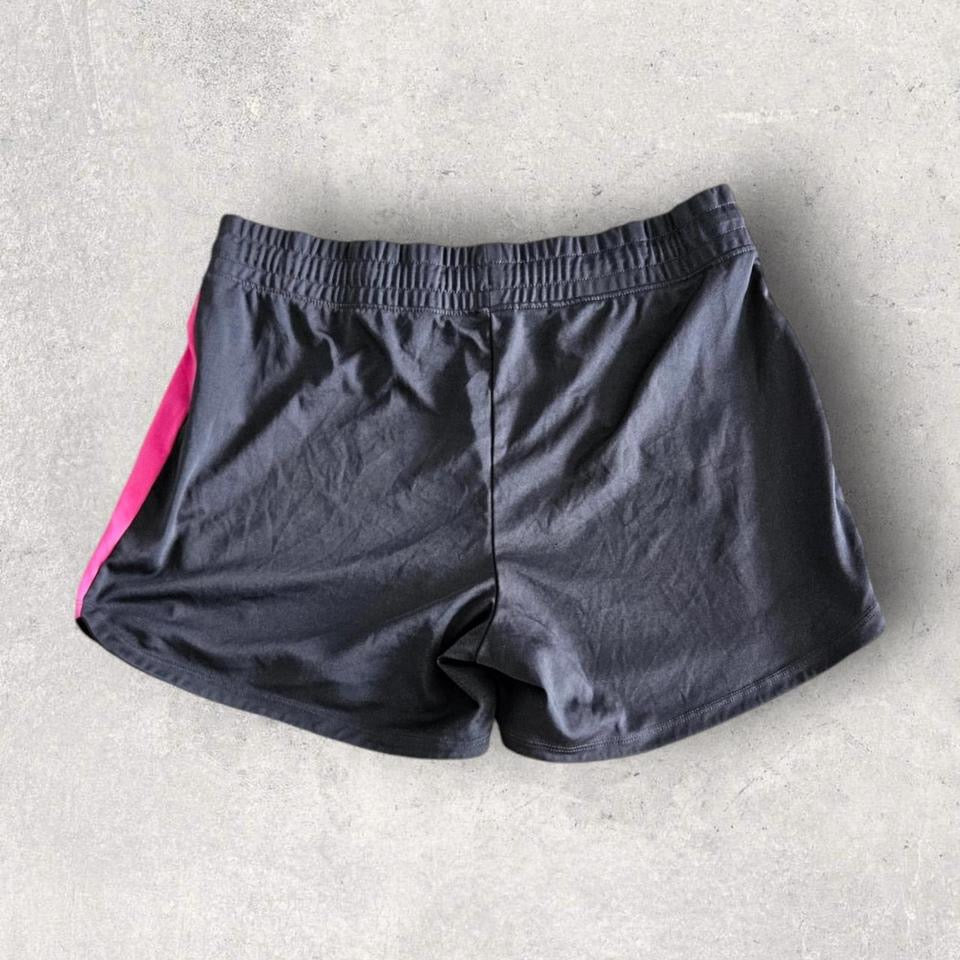 Nike woman’s Sports Shorts בצבע שחור עם ורוד