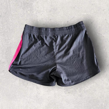 Nike woman’s Sports Shorts בצבע שחור עם ורוד