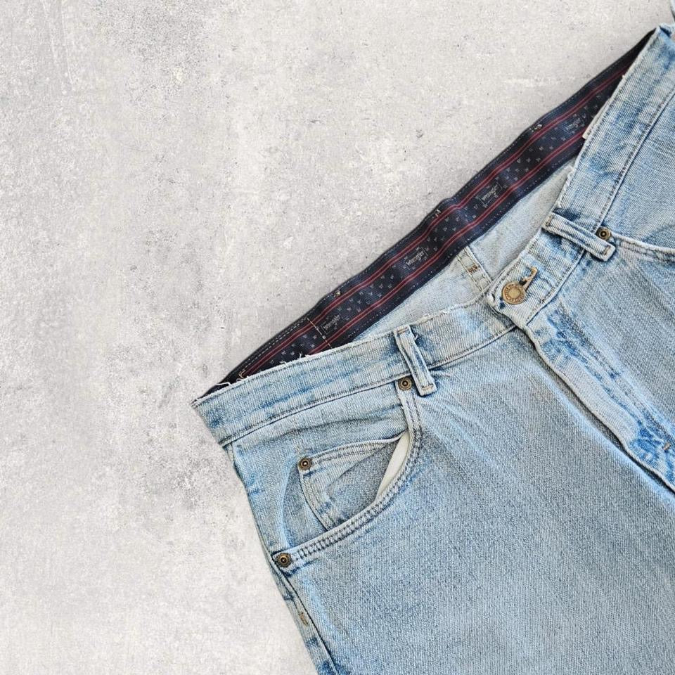 Wrangler blue short jeans size W34 with small stain on back