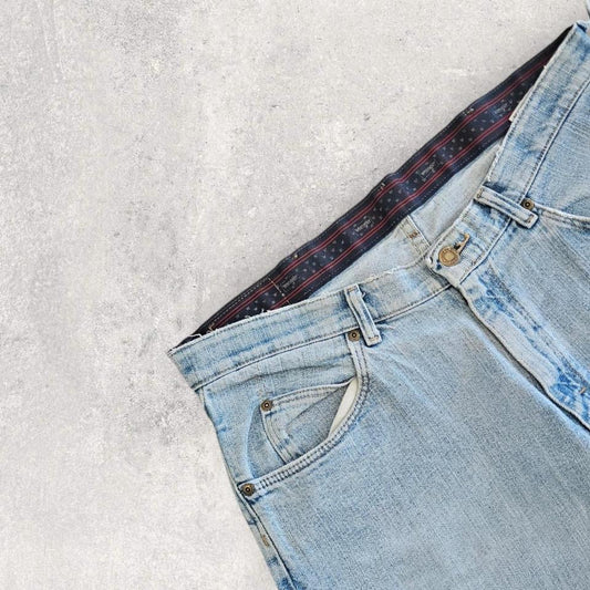 Wrangler blue short jeans size W34 with small stain on back