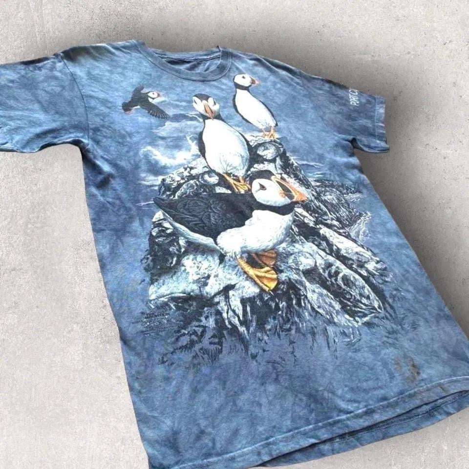 Penguins graphic T-shirt - Medium vintage The Mountain penguin print shirt