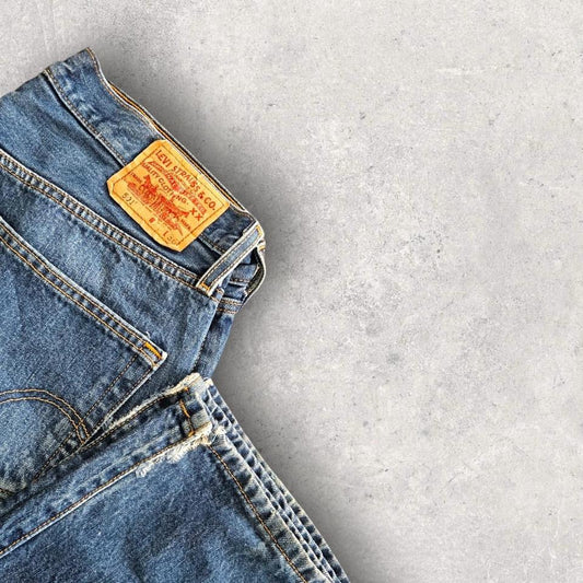 Levi’s 501 Navy Jeans בצבע נייבי מידה W36 L36 עם קרעים קלים בעקבים במצב 9/10