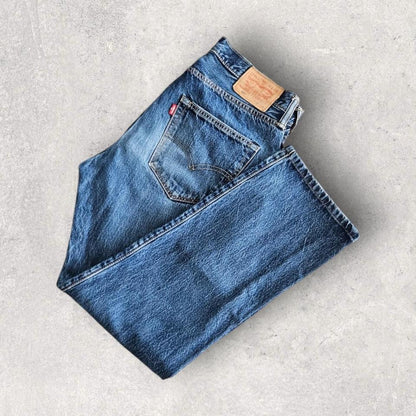 Levi’s 501 Navy Jeans – 33x34 עם כתם צבע קטן בחז