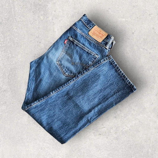 Levi’s 501 Navy Jeans – 33x34 עם כתם צבע קטן בחז