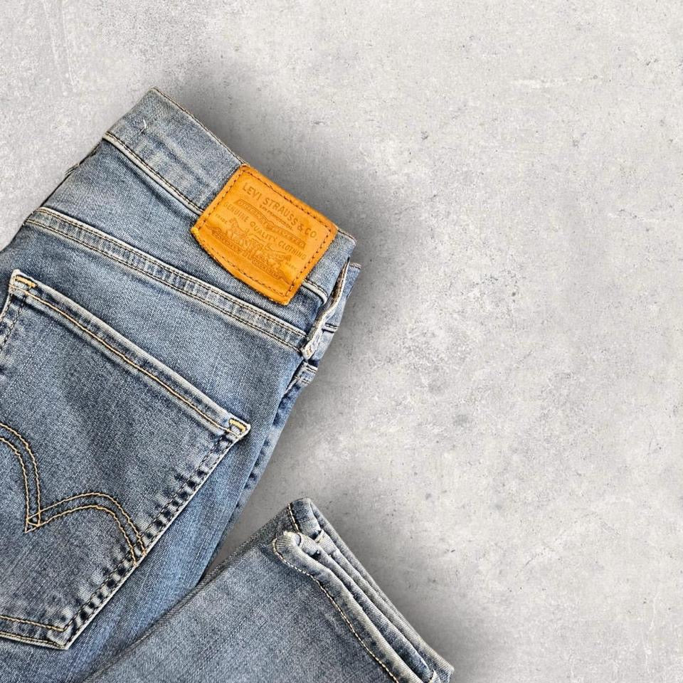 Levi’s woman’s Jeans – mile high super skinny – 26x32 