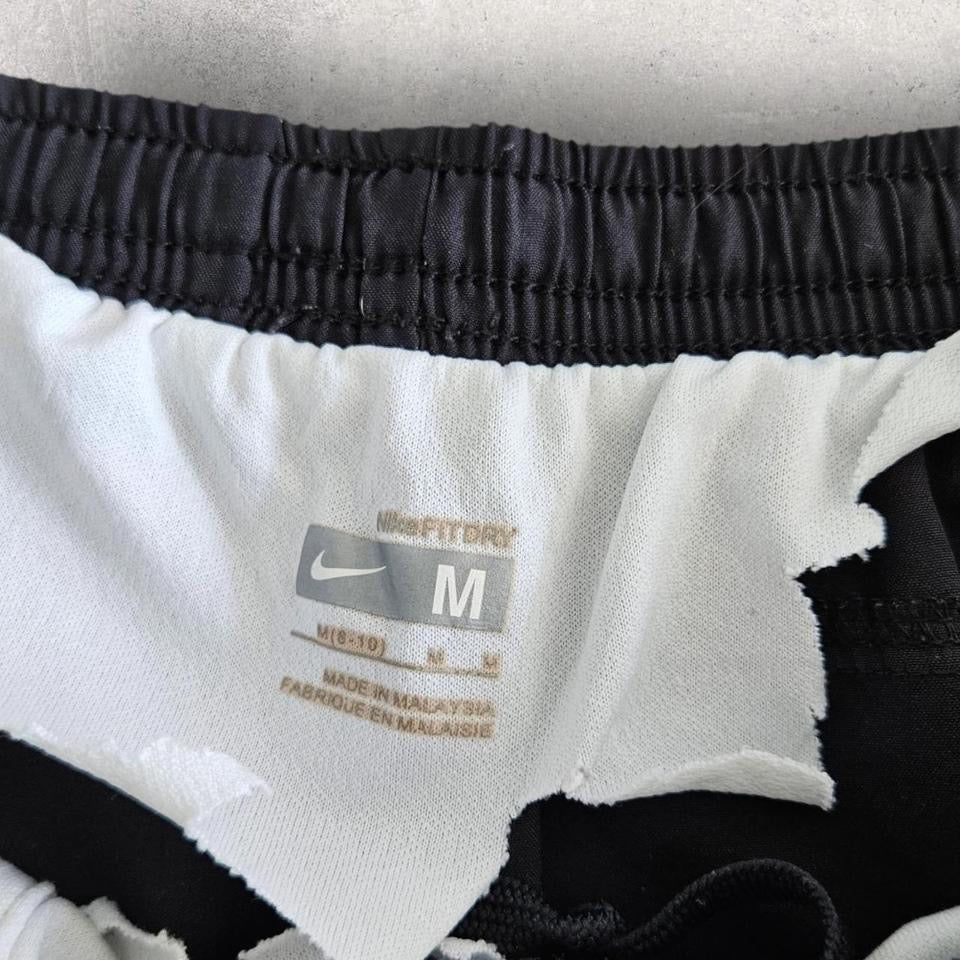 Woman’s Nike sports shorts בצבע שחור
