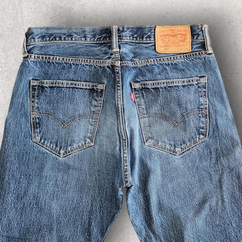 Levi’s 501 Navy Jeans – 33x34 עם כתם צבע קטן בחז