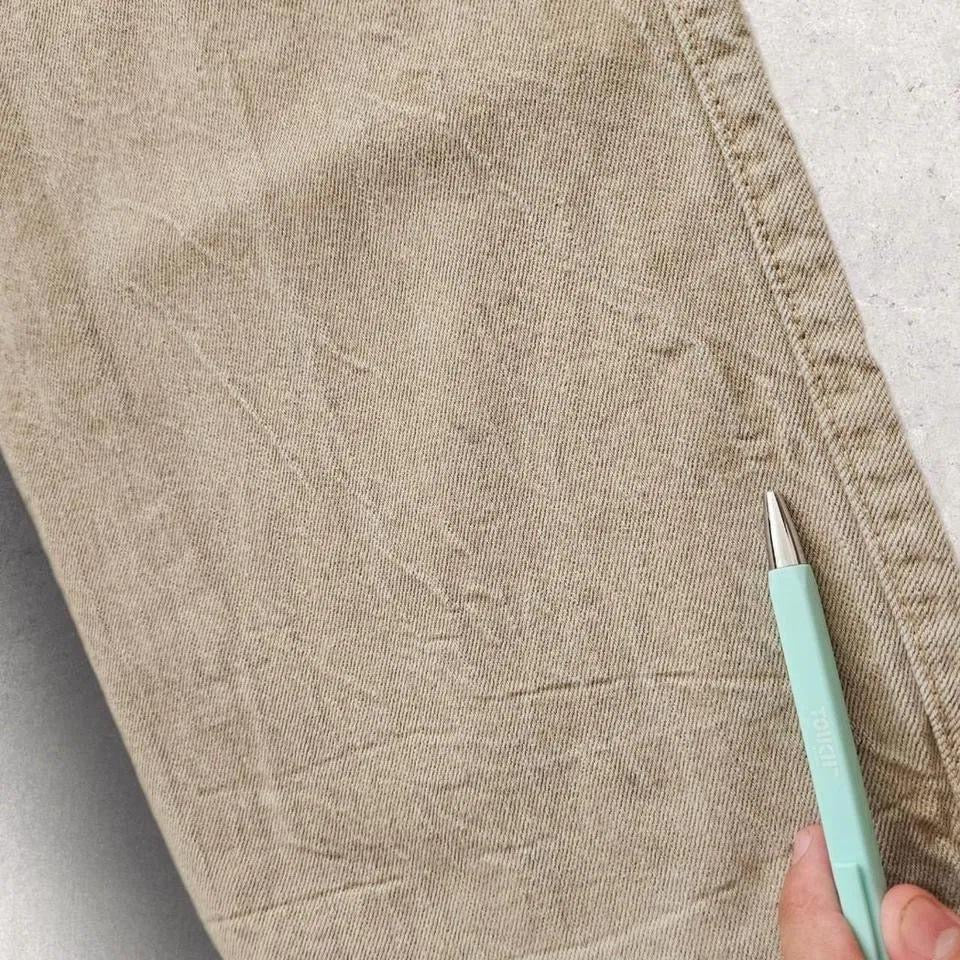 Levi’s 501 White Oak Denim עם סימן קטן בגב