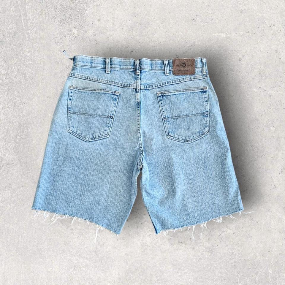 Wrangler blue short jeans size W34 with small stain on back