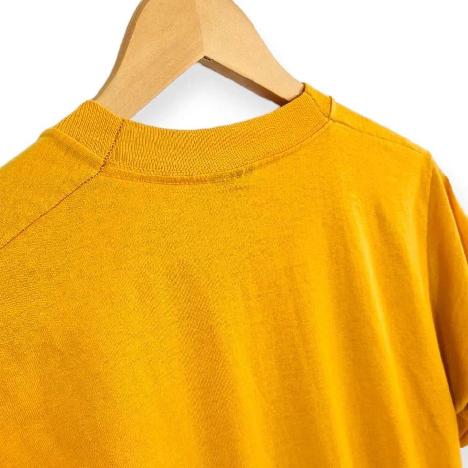 Vintage Single Stitch Graphic Tee - Small חולצת וינטג׳ גרפית עם תפר יחיד, מידה S