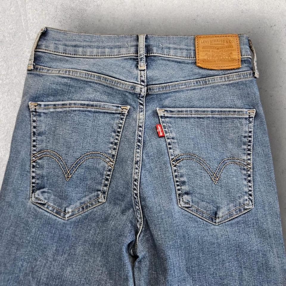 Levi’s woman’s Jeans – mile high super skinny – 26x32 