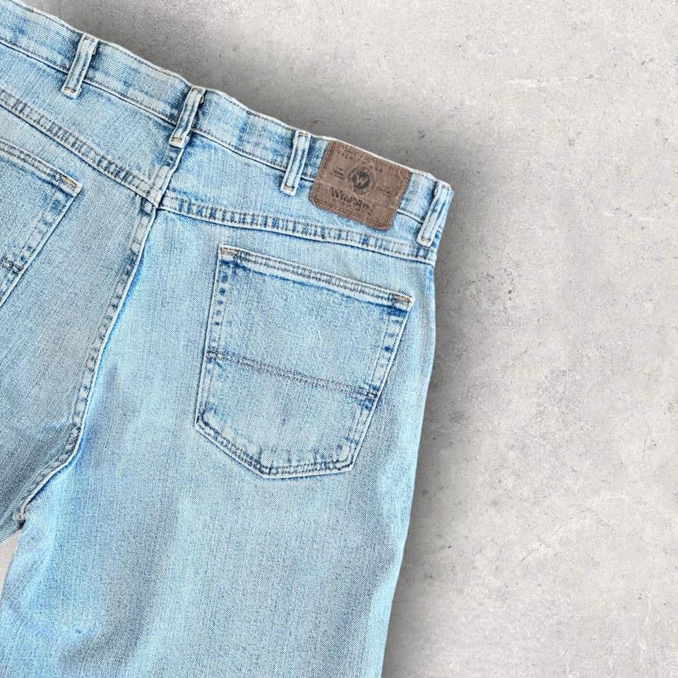 Wrangler blue short jeans size W34 with small stain on back