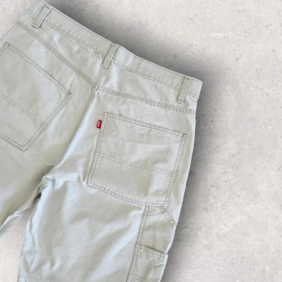 Levi’s Carpenters Jorts במידה W34 עם כתם גדול מקדימה במצב טוב