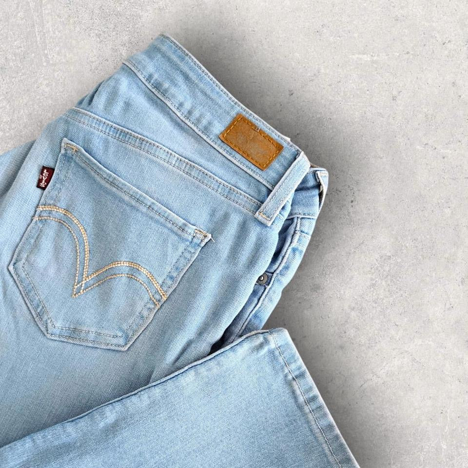 Woman’s Levi’s blue Jeans – W28 בצבע כחול, מידה W28